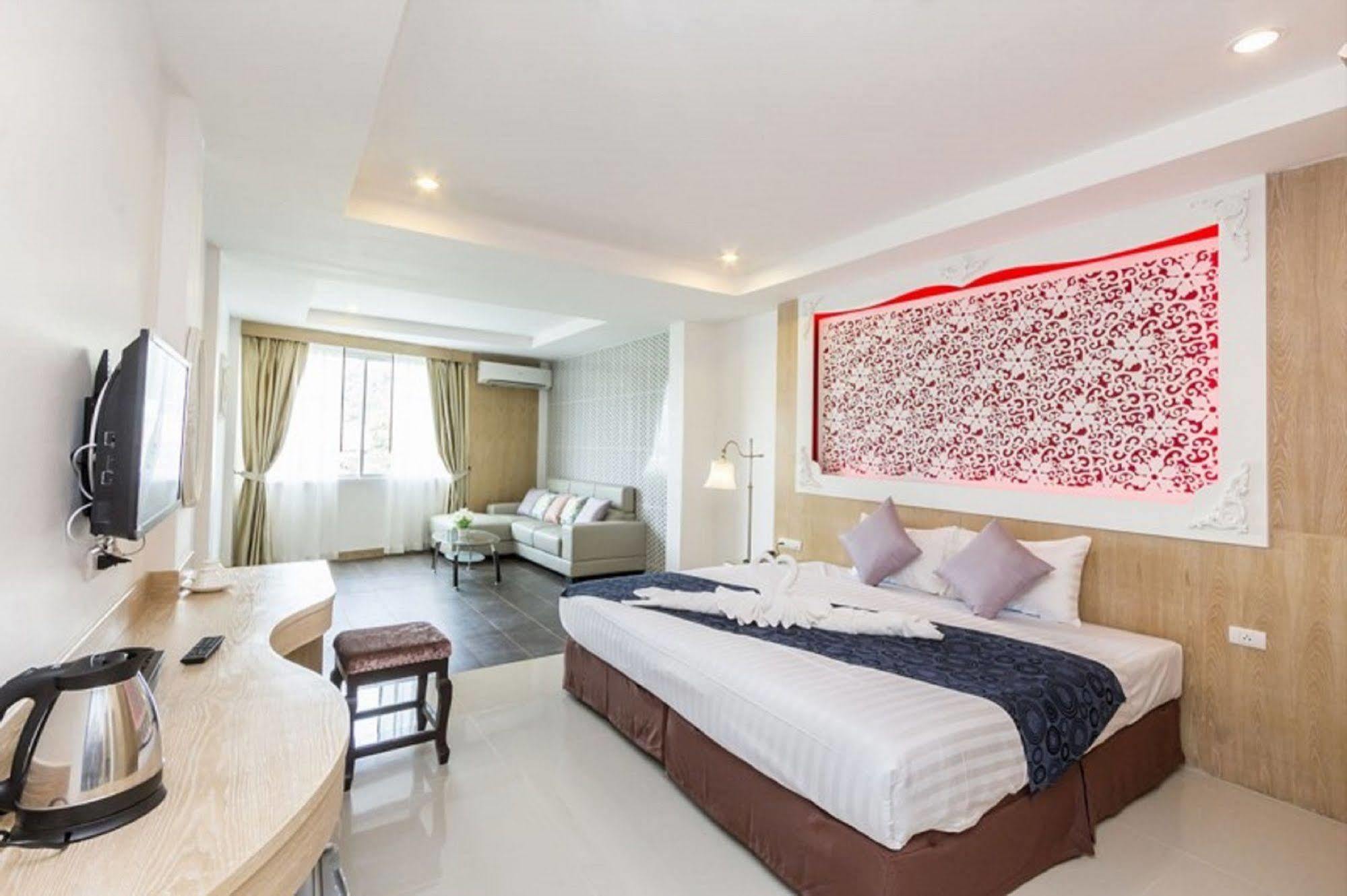 Triple Three Patong Hotel Ngoại thất bức ảnh